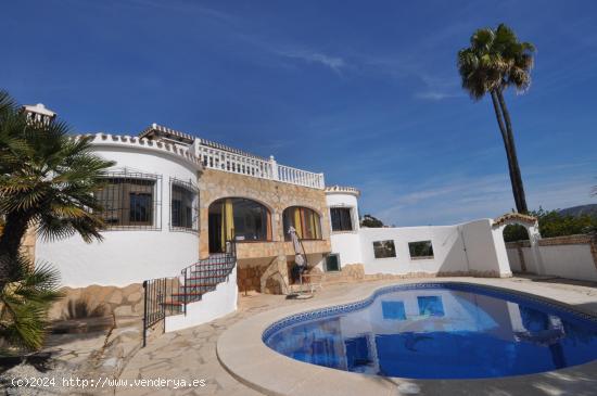 Casa para modernizar con vistas al mar en Moraira - ALICANTE