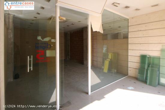 LOCAL COMERCIAL EN PLAZA EN MERCADO,  ESQUINERO CON MUCHAS POSIBILIDADES, CON UN SÓTANO PRIVADO. - 