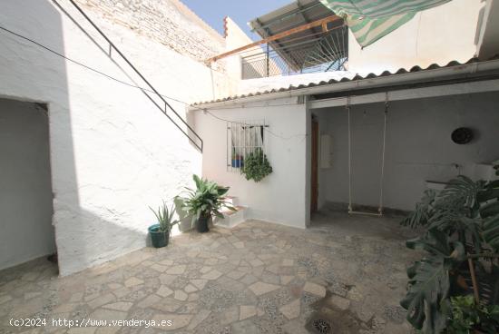 Casa con patio interior y gran terraza - MALAGA