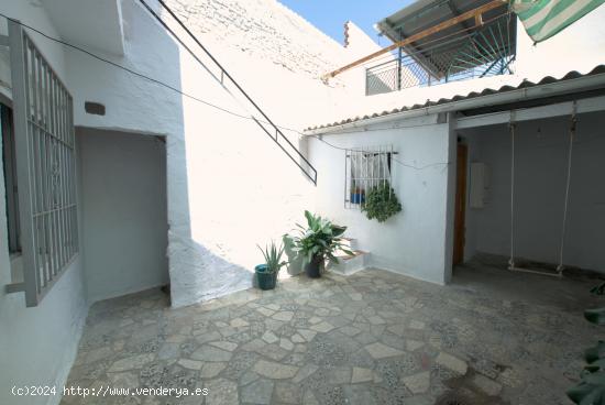 Casa con patio interior y gran terraza - MALAGA