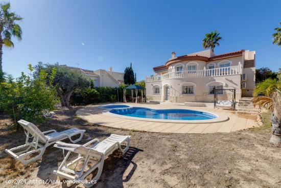 Se vende Chalet independiente de 5 dormitorios en Quesada - ALICANTE