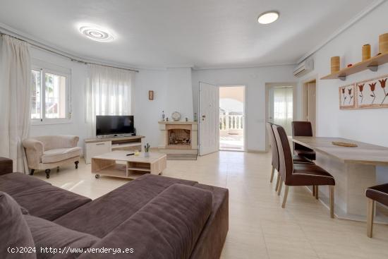 Se vende Chalet independiente de 5 dormitorios en Quesada - ALICANTE