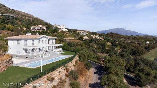 Villa de lujo de 6 dormitorios, 7 baños y vistas al mar. Marbella Club Resort. - MALAGA