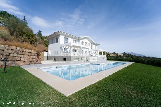 Villa de lujo de 6 dormitorios, 7 baños y vistas al mar. Marbella Club Resort. - MALAGA