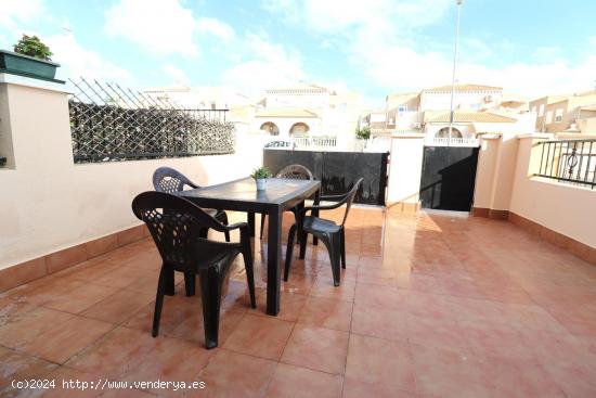 EXCELENTE OPORTUNIDAD!! CHALET ADOSADO DE 3 DORMITORIOS CON AMPLIA APRC - ALICANTE