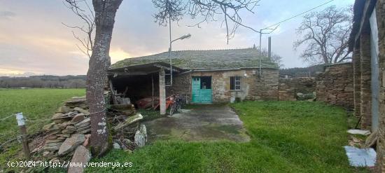 se vende casa de piedra para reformar en loentia castro de rei - LUGO