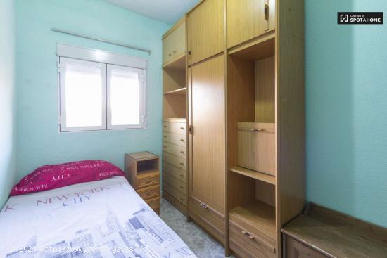 Se alquila habitación bien amueblada en apartamento de 3 dormitorios en Usera - MADRID