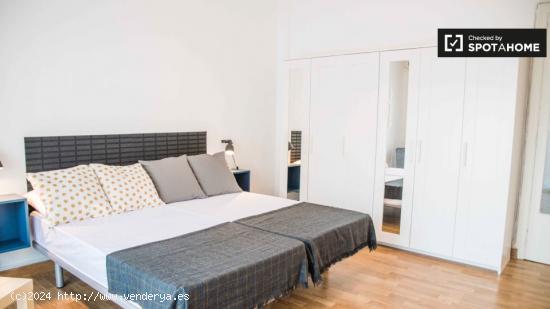 Se alquila habitación en apartamento de 6 dormitorios en L'Eixample. - VALENCIA