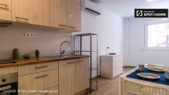 Slick apartamento de 1 dormitorio en alquiler en Sants - BARCELONA