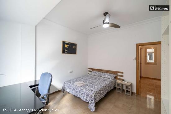 Se alquila habitación en piso de 6 habitaciones en Nou Moles, Valencia - VALENCIA