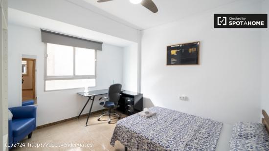 Se alquila habitación en piso de 6 habitaciones en Nou Moles, Valencia - VALENCIA