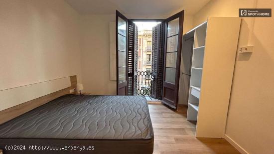  Amplia habitación en alquiler con baño privado en Ciutat Vella, Barcelona - BARCELONA 