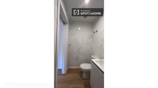 Amplia habitación en alquiler con baño privado en Ciutat Vella, Barcelona - BARCELONA