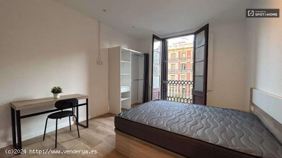 Amplia habitación en alquiler con baño privado en Ciutat Vella, Barcelona - BARCELONA