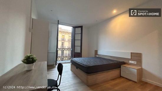 Amplia habitación en alquiler con baño privado en Ciutat Vella, Barcelona - BARCELONA