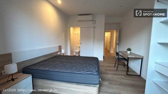 Amplia habitación en alquiler con baño privado en Ciutat Vella, Barcelona - BARCELONA