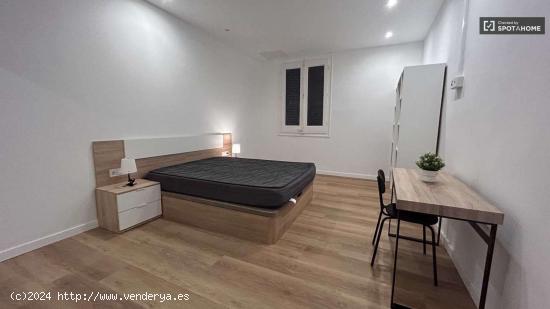  Amplia habitación en alquiler con baño privado en Ciutat Vella, Barcelona - BARCELONA 