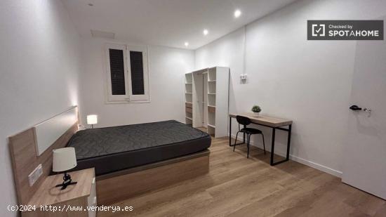 Amplia habitación en alquiler con baño privado en Ciutat Vella, Barcelona - BARCELONA