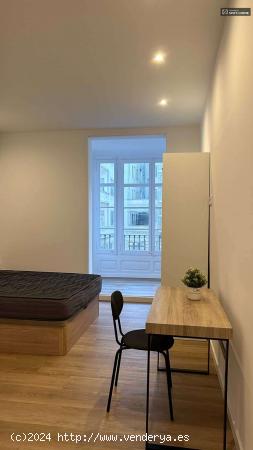 Amplia habitación en alquiler con baño privado en Ciutat Vella, Barcelona - BARCELONA