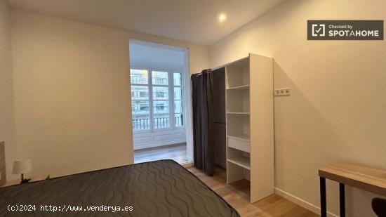 Amplia habitación en alquiler con baño privado en Ciutat Vella, Barcelona - BARCELONA