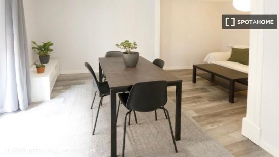 Apartamento de 3 dormitorios en alquiler en Ciutat Vella - BARCELONA