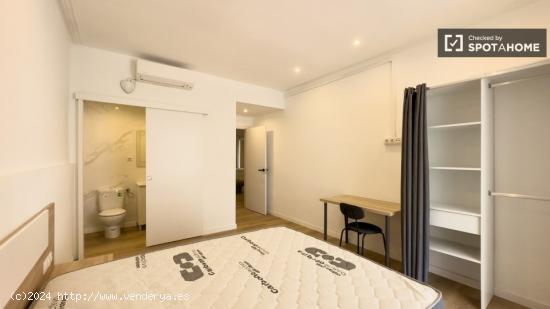 Se alquila habitación en piso de 7 habitaciones en Coliving en Eixample - BARCELONA