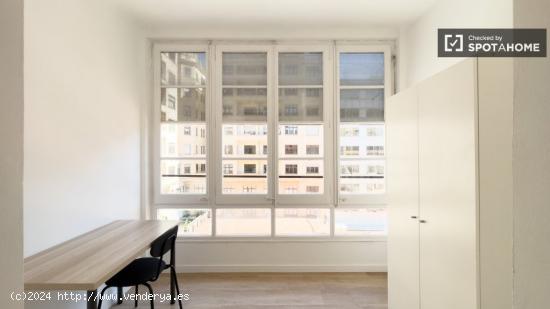 Se alquila habitación en piso de 7 habitaciones en Coliving en Eixample - BARCELONA