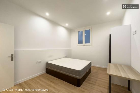 Se alquila habitación en piso de 7 habitaciones en Coliving en Eixample - BARCELONA