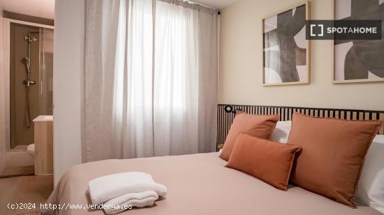 Se alquilan habitaciones en un apartamento de 5 dormitorios en Ciutat Vella - BARCELONA