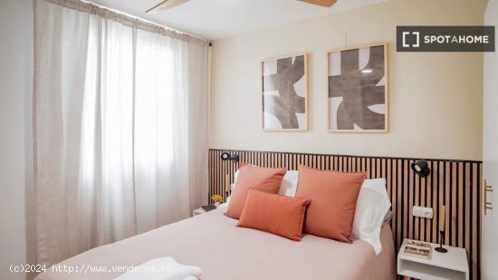 Se alquilan habitaciones en un apartamento de 5 dormitorios en Ciutat Vella - BARCELONA