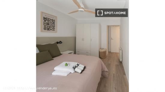 Se alquilan habitaciones en un apartamento de 5 dormitorios en Ciutat Vella - BARCELONA