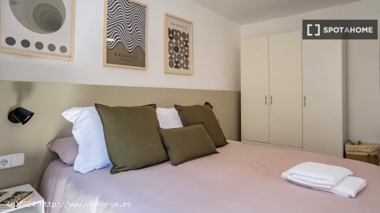 Se alquilan habitaciones en un apartamento de 5 dormitorios en Ciutat Vella - BARCELONA