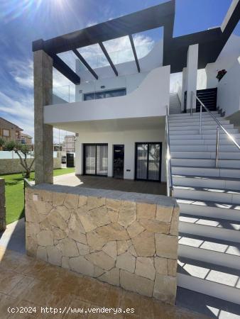 Bungalows con 2 dormitorios, 2 baños, piscina comunitaria en zona de Villamartin - ALICANTE