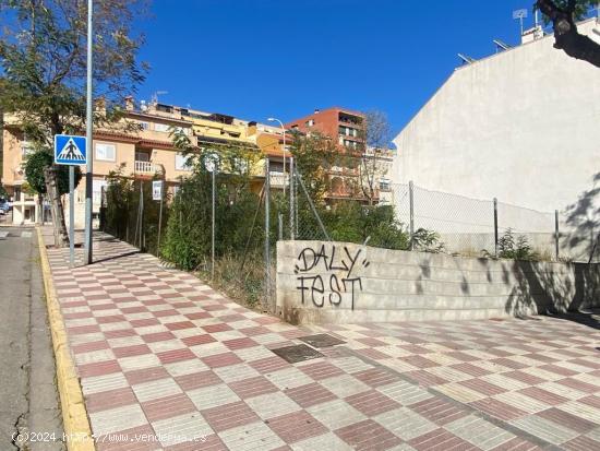 SOLAR A TRES CALLES EN VENTA - VALENCIA