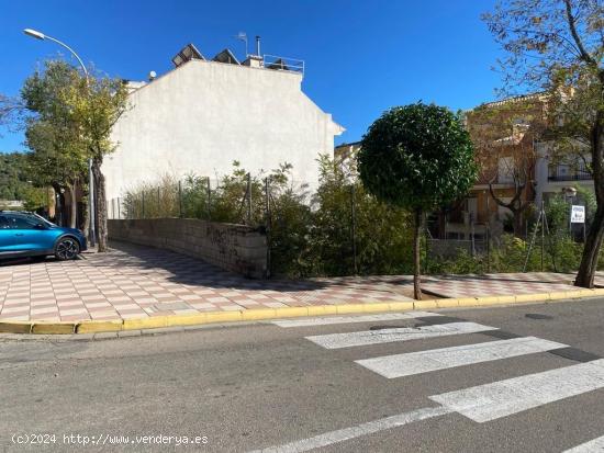 SOLAR A TRES CALLES EN VENTA - VALENCIA