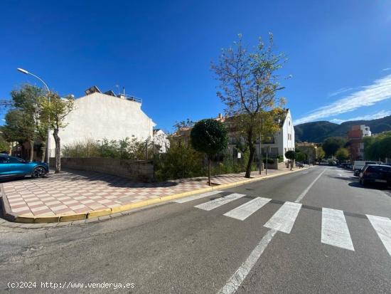 SOLAR A TRES CALLES EN VENTA - VALENCIA