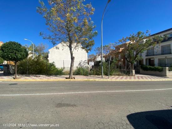 SOLAR A TRES CALLES EN VENTA - VALENCIA