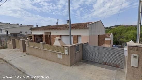  CASA ADOSADA EN SEGUR DE CALAFELL  OCUPADA  - TARRAGONA 