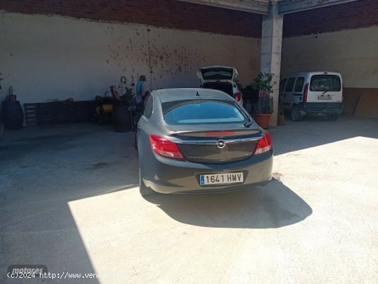 Opel Insignia Excellance de 2012 con 128.000 Km por 10.000 EUR. en Huesca