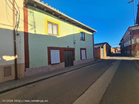  SE VENDE CASA EN TORAL DE LOS GUZMANES, 2 PLANTAS, 4 HAB., ALMACENES, PATIO - LEON 