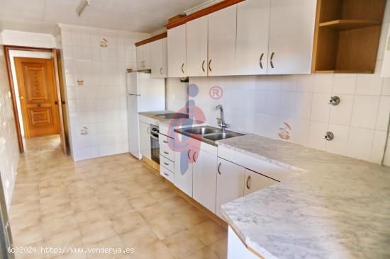 Se Vende Amplia Vivienda con Gran Terraza y Vistas al Mar en Guardamar del Segura - ALICANTE