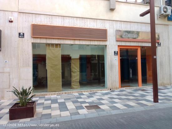 LOCAL COMERCIAL EN LA PLAZA DE EL EJIDO - ALMERIA