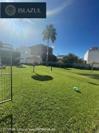 MAGNIFICA CASA DE ESQUINA EN URBANIZCION CON PISCINA - HUELVA