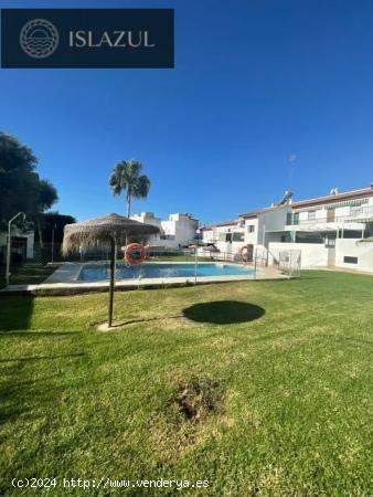 MAGNIFICA CASA DE ESQUINA EN URBANIZCION CON PISCINA - HUELVA