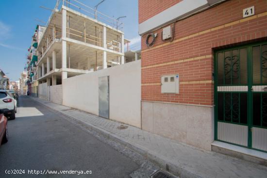 Solar junto al PTS para tres apartamentos con trasteros - GRANADA