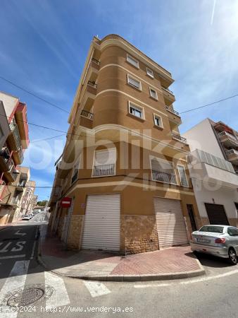 Local con entresuelo en venta - ALICANTE