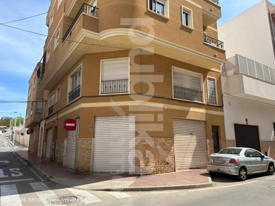 Local con entresuelo en venta - ALICANTE