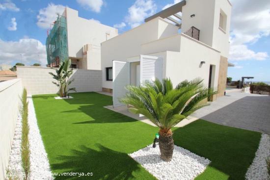 VILLA DE LUJO EN ORIHUELA COSTA. CAMPOAMOR. DE 2 O DE 4 DORM. Y 2 O 3 BAÑOS. JARDIN. PISCINA PRIVAD