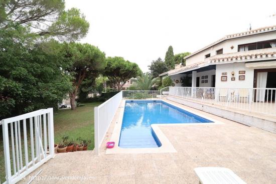 VILLA EN ORIHUELA COSTA. 7 DORM. 3 BAÑOS. 285 M2 DE CASA. PLAYA A 300 METROS. PARCELA 980 M2. - ALI