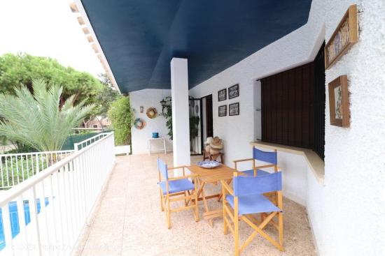 VILLA EN ORIHUELA COSTA. 7 DORM. 3 BAÑOS. 285 M2 DE CASA. PLAYA A 300 METROS. PARCELA 980 M2. - ALI